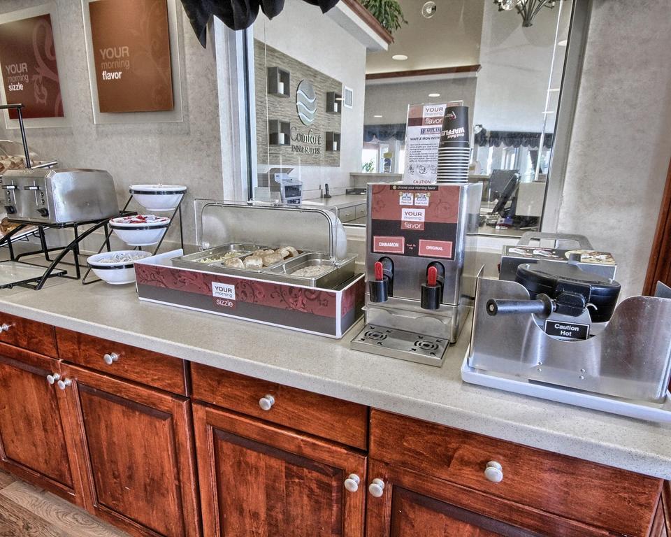 Comfort Inn&Suites Dimondale Extérieur photo